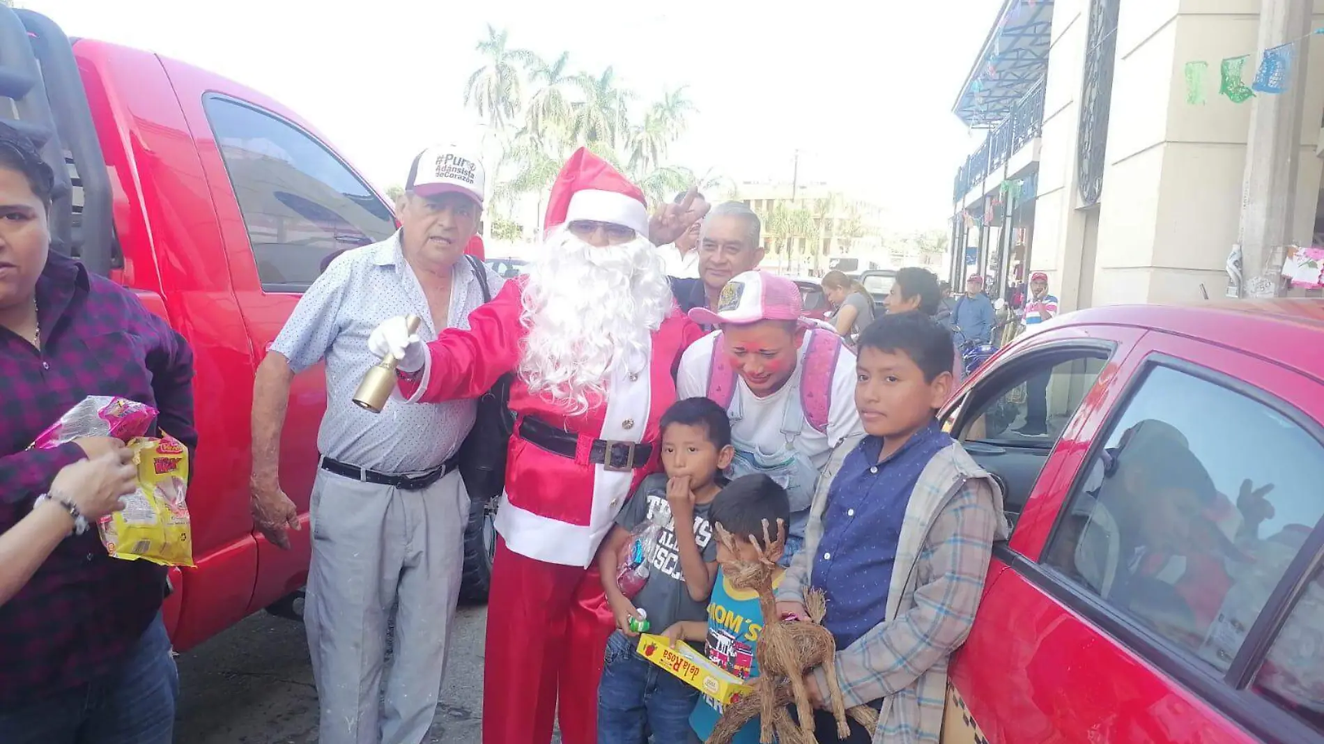 Santa Claus visita el mercado de Ciudad Madero 